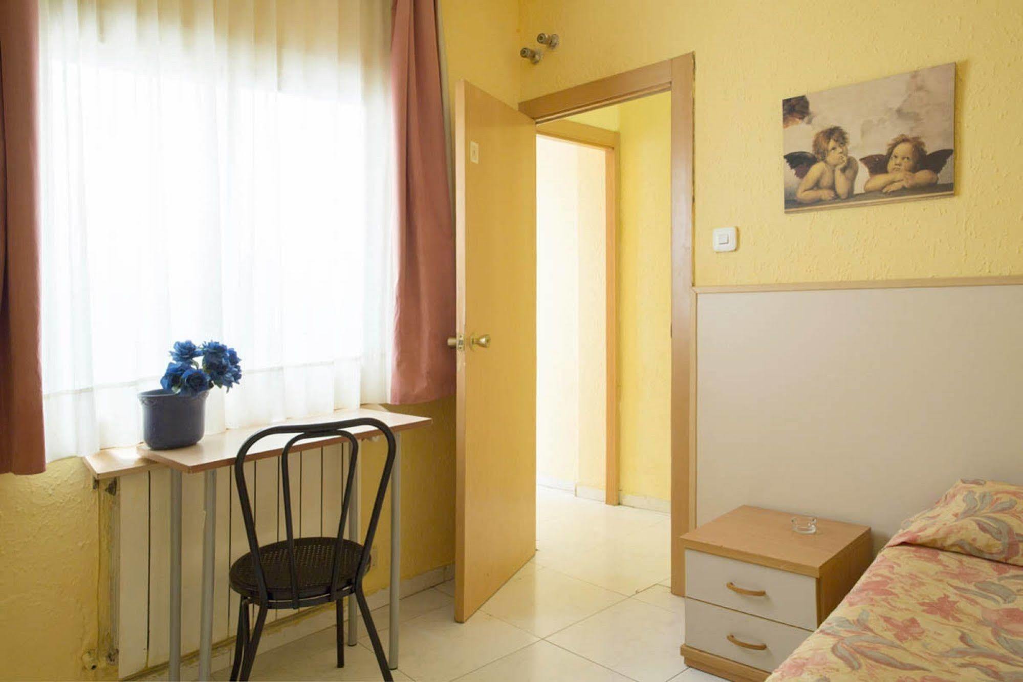 Alhambra Hostel *